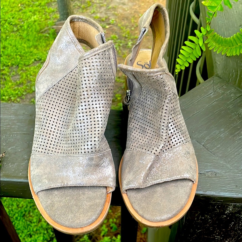 Soofft Women's Gray Perforated Sandals